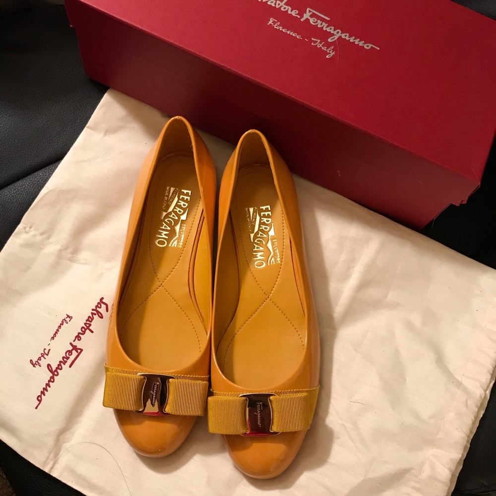 Salvatore Ferragamo Varina Flat size 7C Zinnias